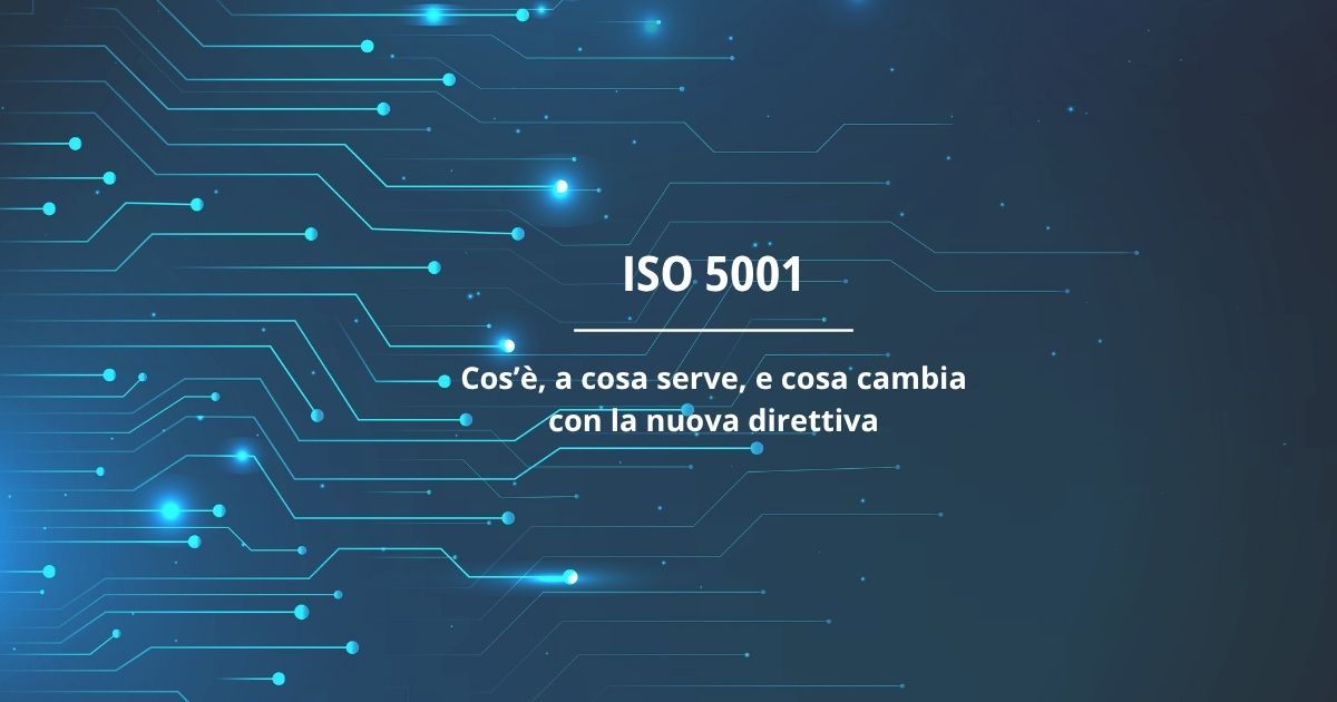 Sfondo blu tecnologico con linee luminose e titolo su ISO 5001. Cos'è, a cosa serve, e cosa cambia con la direttiva
