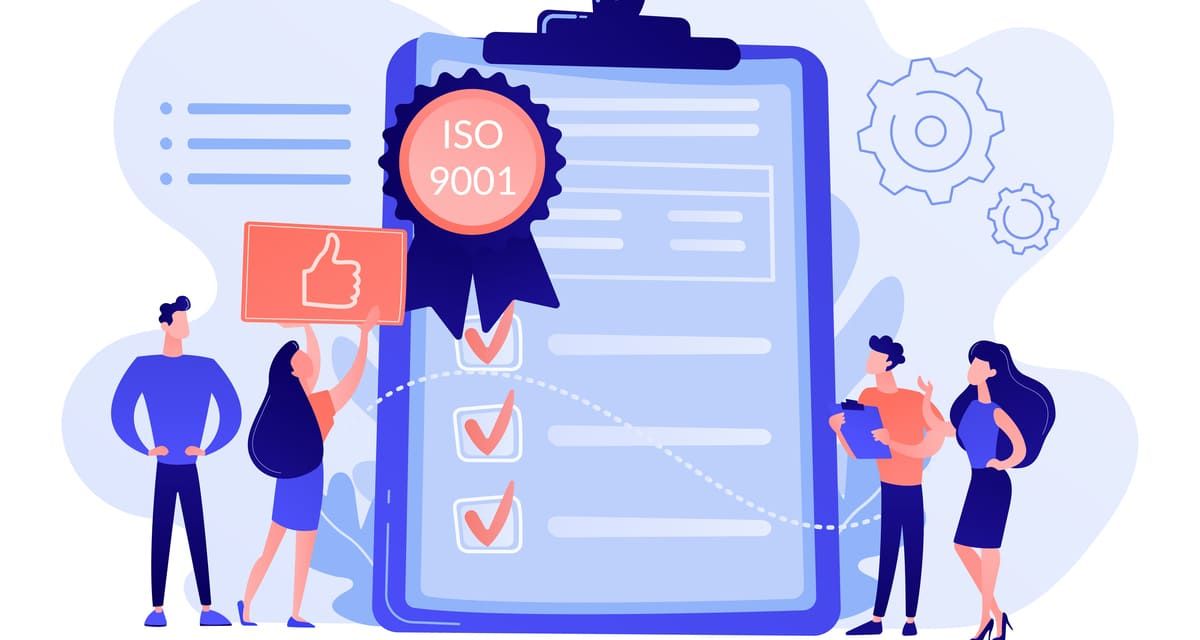 Illustrazione stilizzata di un certificato di qualità conforme alla norma ISO 9001 con persone attorno che verificano i criteri di conformità