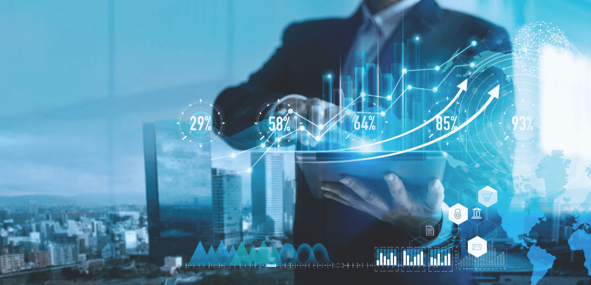 Uomo con tablet e grafici digitali che rappresentano la crescita finanziaria e investimenti