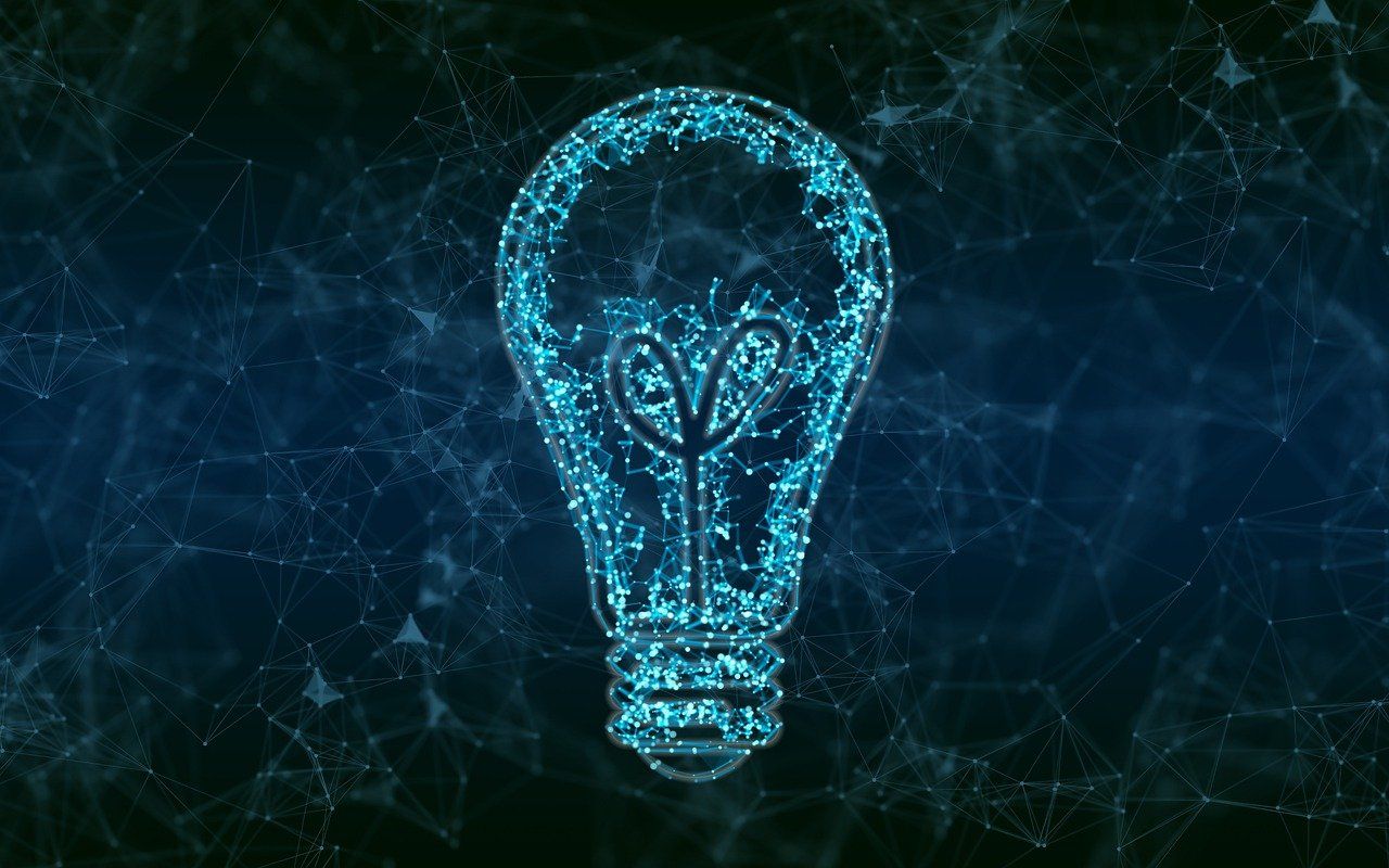 Lampadina illuminata su sfondo blu come segno di innovazione