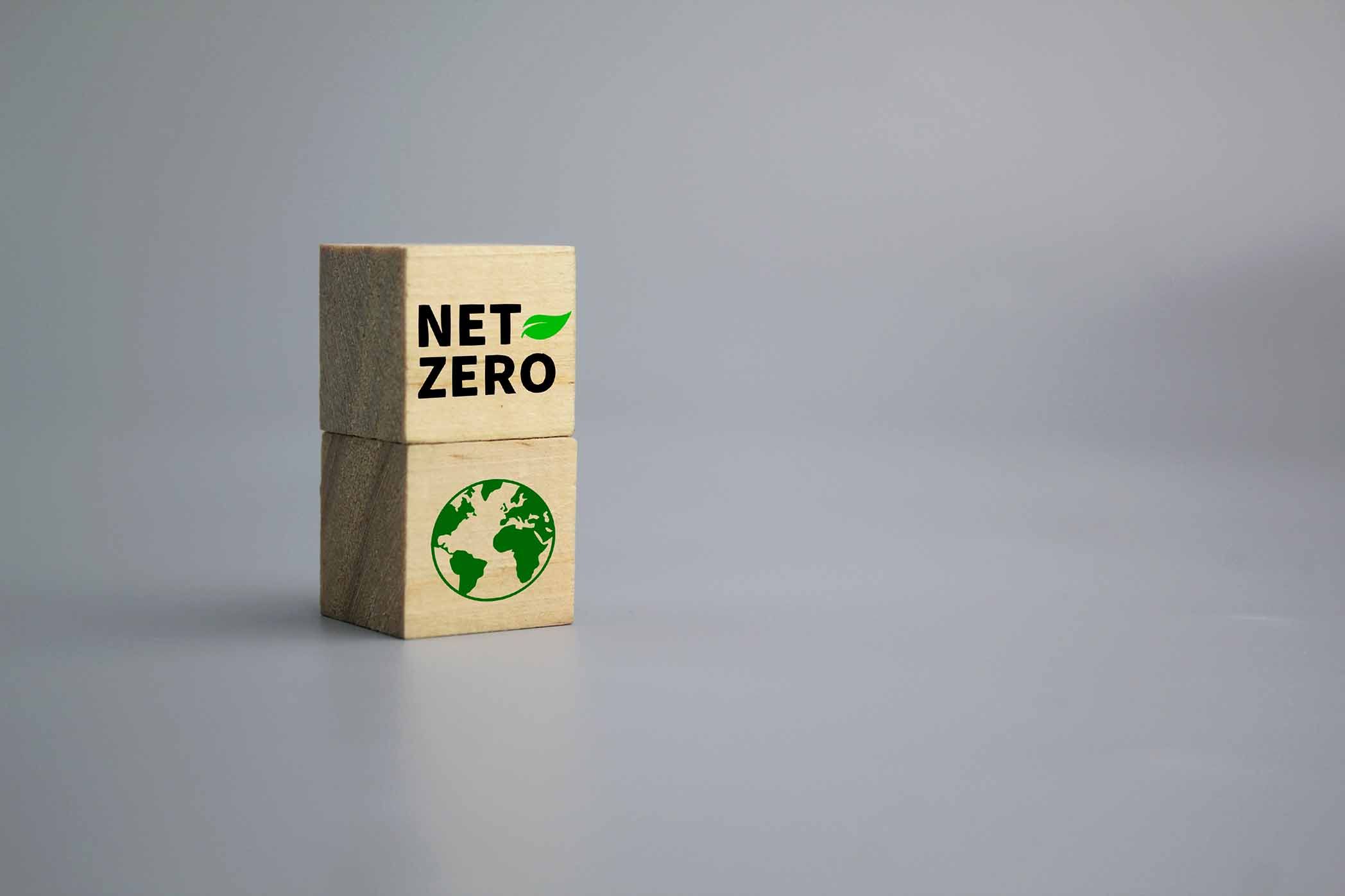 Foto di due cubi con icone per il Net-Zero Industry Act europeo