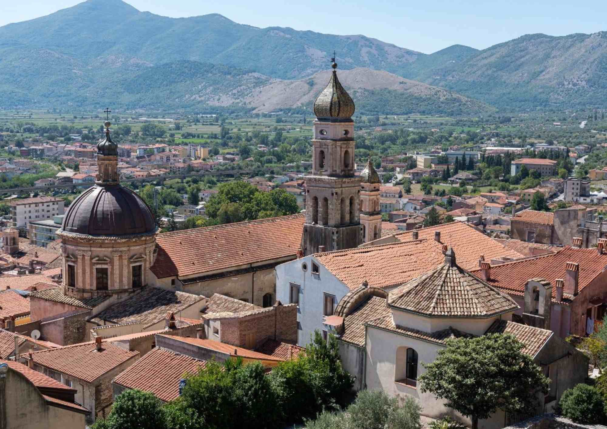 Immagine in cui viene rappresentato un paesaggio molisano con vista su paesaggio collinare verde